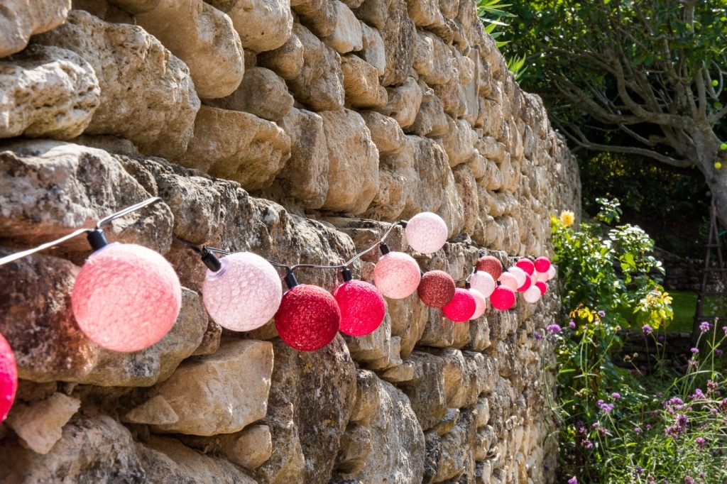 Accrocher une guirlande lumineuse au mur en toute simplicité Concept Déco