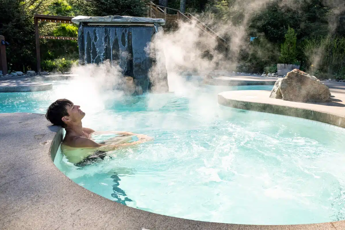 Tout savoir sur l'évaporation du chlore dans une piscine : les secrets de l'entretien de l'eau