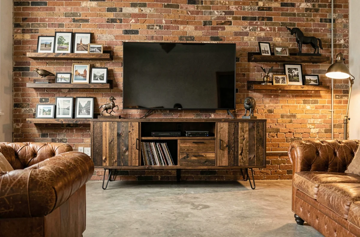 Console TV industrielle en bois recyclé et métal sous écran XXL dans un loft au style brut